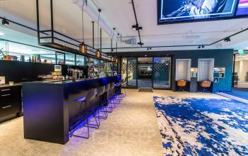 Kantoorpand op Gustav Mahlerplein 28 & 58-60 in Amsterdam Zuidas met een stijlvolle lounge, voorzien van een bar en moderne inrichting. Ideale plek voor kantoorruimte huren.
