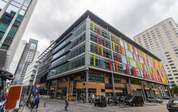 Kantoorgebouw op Claude Debussylaan 7-29 in Amsterdam Zuidas met kleurrijke gevel. Voorzien van moderne architectuur en ruime mogelijkheden voor kantoorruimte huren.