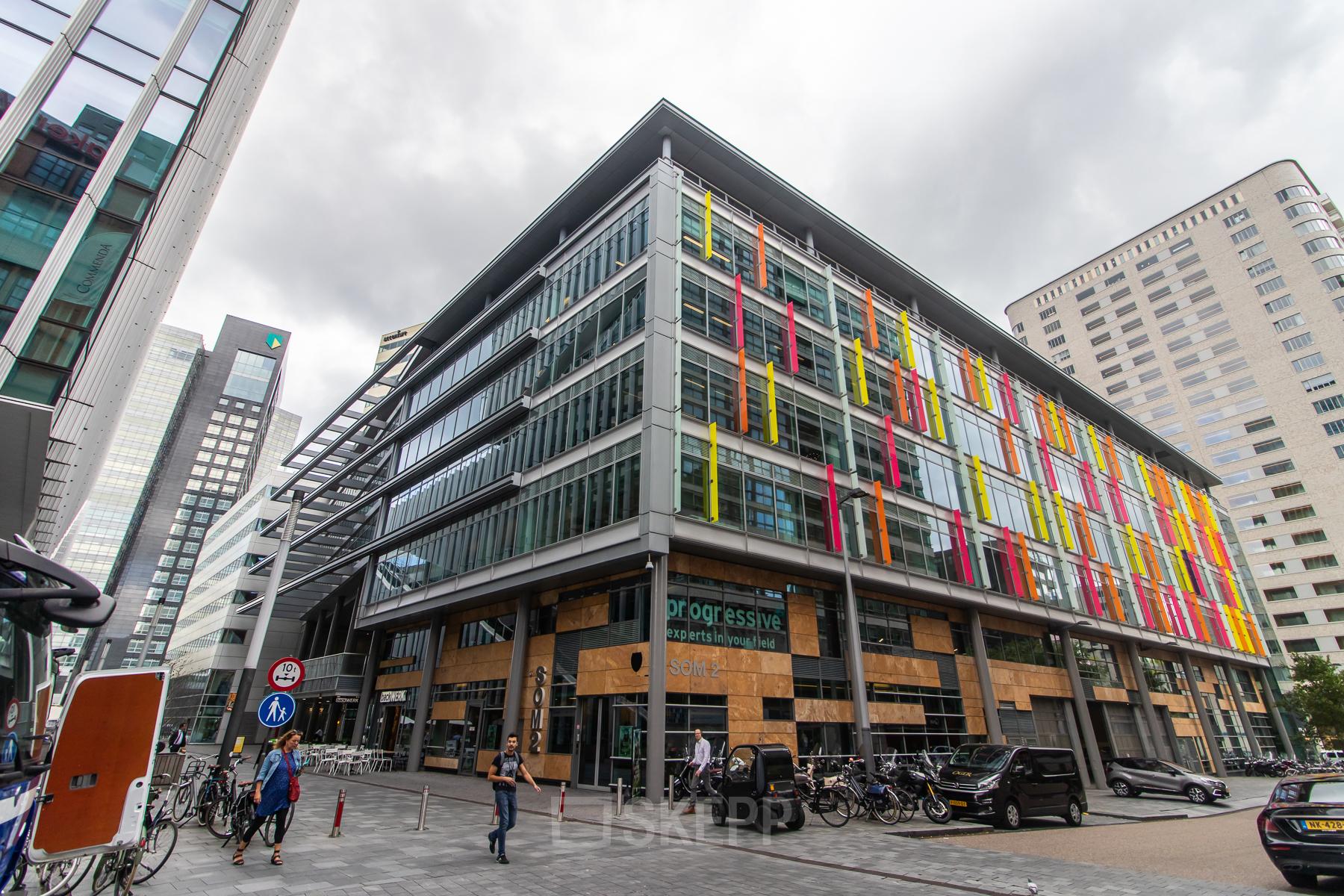 Kantoorgebouw op Claude Debussylaan 7-29 in Amsterdam Zuidas met kleurrijke gevel. Voorzien van moderne architectuur en ruime mogelijkheden voor kantoorruimte huren.