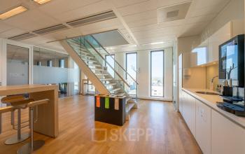 Gustav Mahlerplein 109-115 kantoorruimte huren in Amsterdam Zuidas met moderne open werkruimte, strakke inrichting en keukenblok.