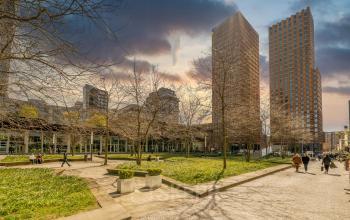 Exterieur van het kantoor op Gustav Mahlerplein 109-115, Amsterdam Zuidas, omgeven door groene omgeving en gebouwen.