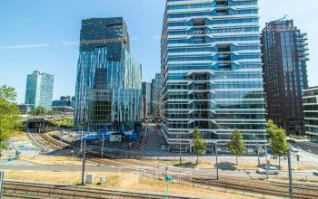 Zicht op de kantoorgebouwen van Gustav Mahlerlaan 1212 in Amsterdam Zuidas, met moderne architectuur en hoge glasgevels.