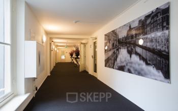 kantoor amsterdam keizersgracht vloerbedekking muurschilderij ramen uitzicht kantoorruimte beschikbaar