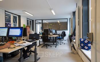 ingerichte afgesloten kantoorkamer personen bureau ramen amsterdam keizersgracht
