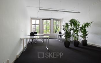 kantoorruimte ingericht plant tafel stoel raam uitzicht grachten amsterdam