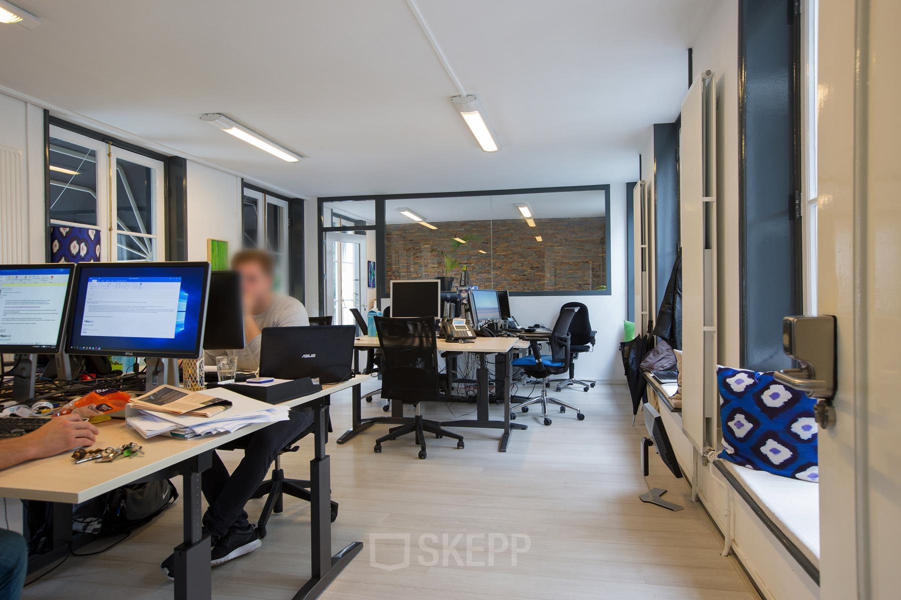 ingerichte afgesloten kantoorkamer personen bureau ramen amsterdam keizersgracht