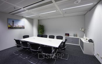 vergaderzaal amsterdam zuidas wtc tafel stoelen kasten vloerbedekking
