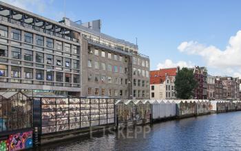 buitenzijde kantoorpand Amsterdam Singel omgeving ramen