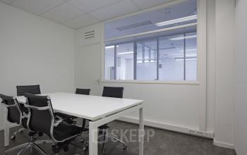 vergaderruimte kantoor Amsterdam Singel raam meubilair