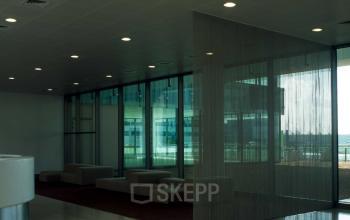 moderne loungeruimte kantoorpand amsterdam zuidoost herikerbergweg