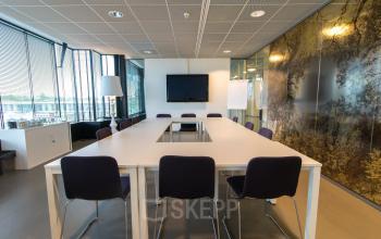 Modern conference rooms for tenants available