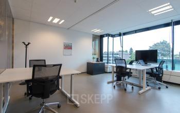 Furnishes office spaces for rent
