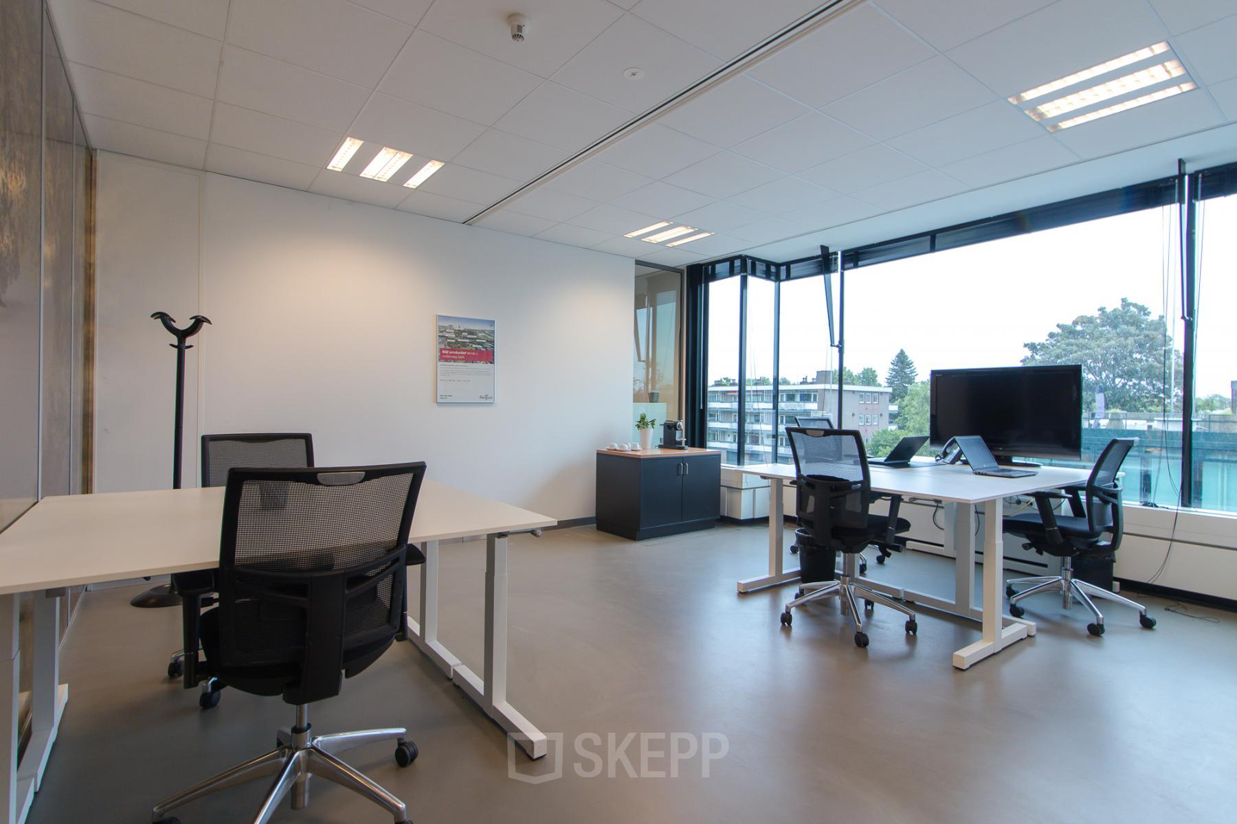 Furnishes office spaces for rent