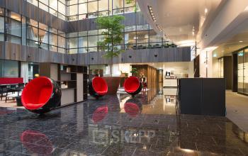 loungestoelen begane grond verdieping kantoorgebouw amsterdam zuidas