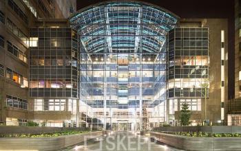 buitenzijde kantoorgebouw amsterdam zuid zuidas lichtinval donker modern amsterdam strawinskylaan