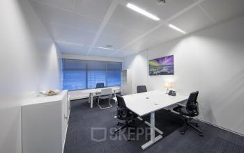 kantoorkamer bureau stoelen meubilair schilderij raam uitzicht lichtinval