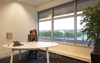 kantoorkamer te huur amsterdam zuid zuidas strawinskylaan ingericht afgesloten gemeubileerd uitzicht