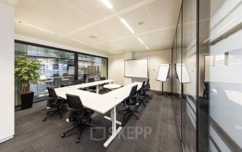 tafel stoelen plant raam presentatie presentatiebord