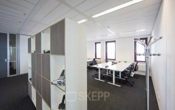 kantoorruimte te huur amsterdam sloterdijk kingsfordweg tafel stoelen kast vloerbedekking ramen uitzicht