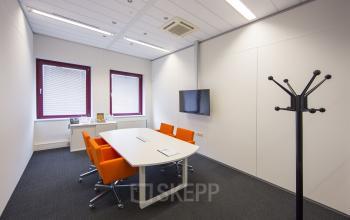 vergaderruimte tafel stoelen presentatiemogelijkheden kapstok amsterdam sloterdijk