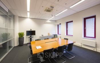 vergaderen in amsterdam sloterdijk tafel stoelen ramen uitzicht vloerbedekking ramen