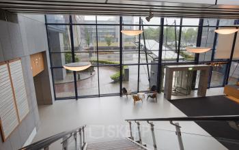 ingang entree gemeenschappelijke ruimte begane grond trap verdieping kantoor amsterdam sloterdijk