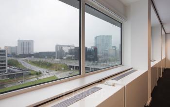 kantoorruimte met uitzicht amsterdam sloterdijk raam vloerbedekking