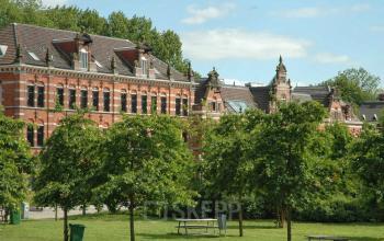 buitenzijde kantoorpand Amsterdam nabij Westerpark met groene omgeving