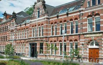 vooraanzicht entree kantoorpand Haarlemmerweg bij Westerpark