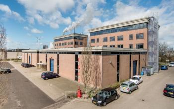 parkeerruimte bij kantoorgebouw in Amsterdam Contactweg