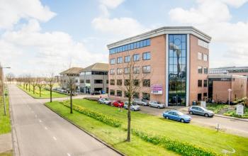 prachtige groene omgeving bij kantoorpand aan de Contactweg in Amsterdam