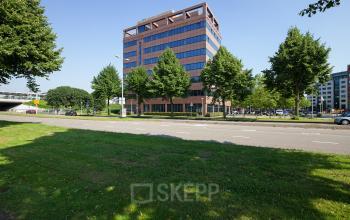 kantoorpand huren aan karspeldreef in amsterdam met parkeerruimte