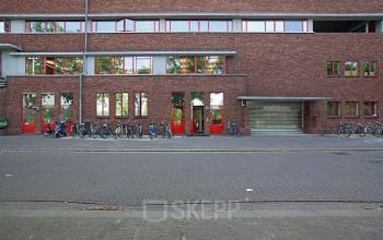 kantoorgebouw amsterdam buitenzijde fietsenstalling