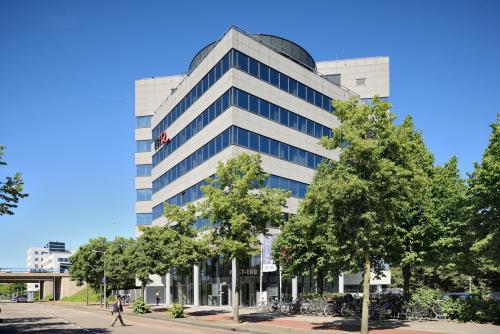 kantoorgebouw amsterdam overschiestraat bomen buitenzijde fietsenstalling
