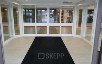entree ingang modern eigentijds representatief kantoorpand amsterdam kabelweg deuren