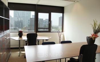 kantoorkamer amsterdam sloterdijk ingericht tafel stoel kast bloemetje