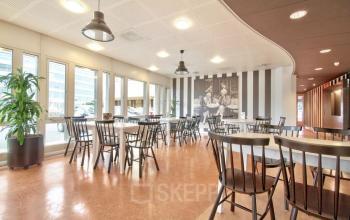 bedrijfsrestaurant kantoorgebouw kabel amsterdam sloterdijk tafel stoelen planten lampen bar raam uitzicht