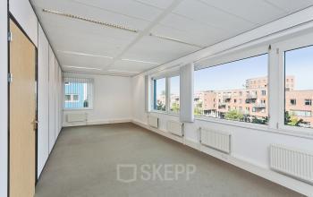 Ruime kantoorpand te huur aan Linie 580-596 in Apeldoorn, zonder meubels of versieringen, met grote ramen die veel licht binnenlaten.