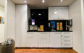 Modern ingerichte keuken in het kantoorpand op Het Rietveld 55A in Apeldoorn, ideaal voor medewerkers om koffiepauzes te houden.