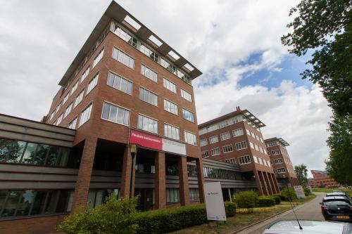 Modern kantoorpand aan Het Rietveld 55A in Apeldoorn met opvallende architectuur en parkeergelegenheid