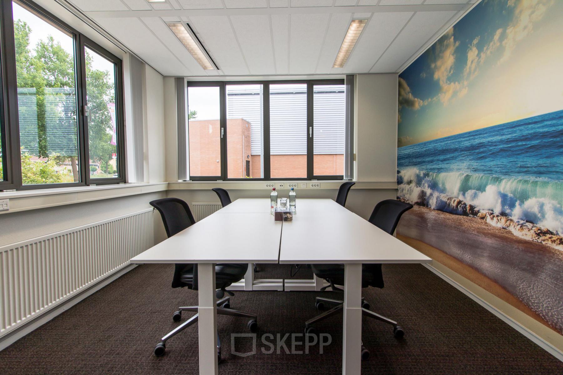 Modern ingerichte kantoorruimte met een vergadertafel, stoelen en grote ramen op Het Rietveld 55A in Apeldoorn.