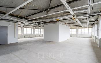 Ruime en lichte kantoorruimte te huur aan Het Rietveld 55-59 in Apeldoorn, met grote ramen en een open vloerplan, ideaal voor het creëren van een persoonlijke werkomgeving.