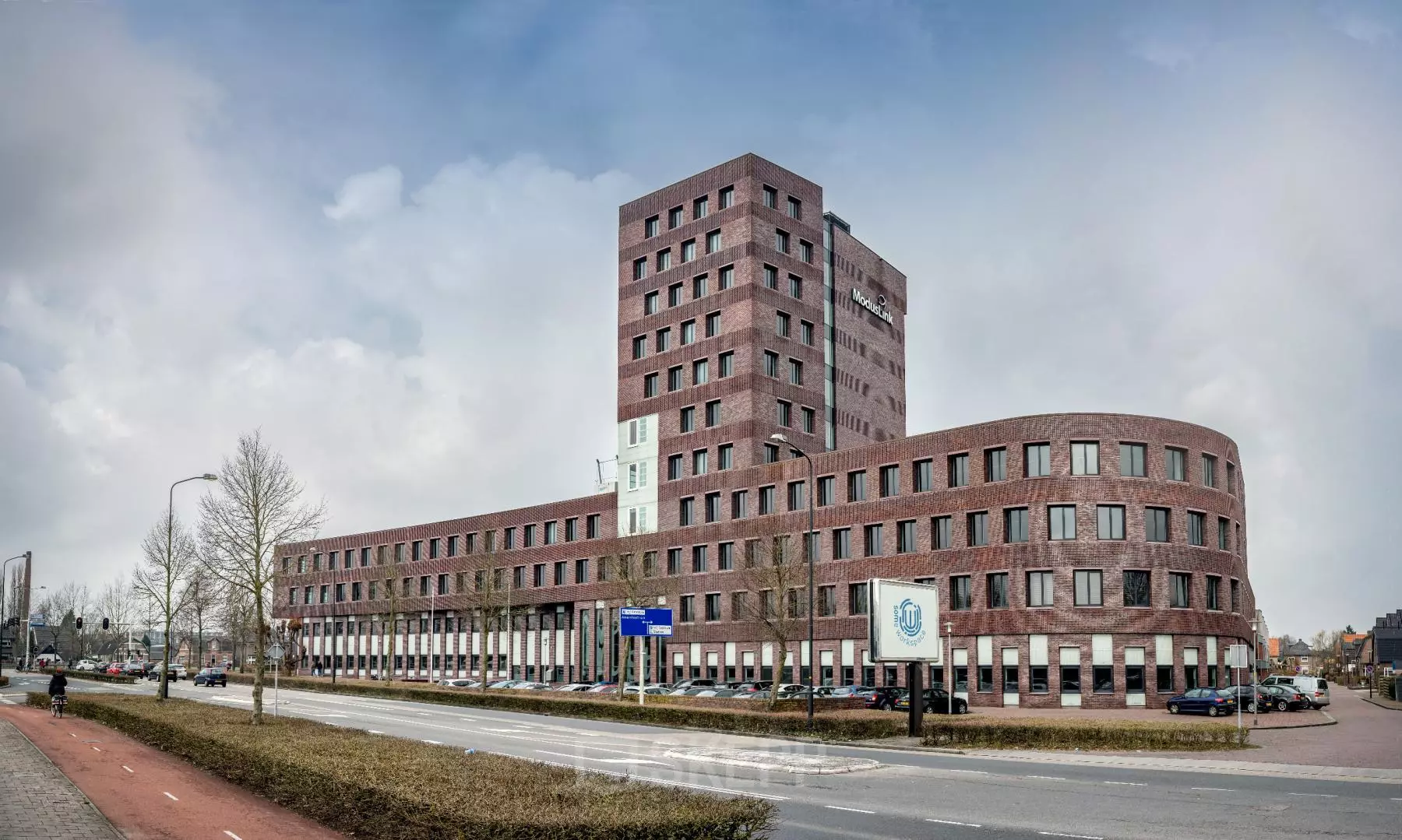 Modern kantoorpand gelegen aan de Wapenrustlaan 11-31 in Apeldoorn. Dit pand biedt ruime mogelijkheden voor het huren van kantoorruimte in een aantrekkelijke omgeving.