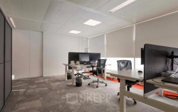 Kantoorruimte huren op Prins Willem-Alexanderlaan 301 in Apeldoorn met moderne werkplekken en bureaus, ideaal voor zakelijke activiteiten.