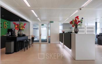 Moderne kantoorruimte te huur op Prins Willem-Alexanderlaan 301 in Apeldoorn, met strakke lijnen en een functionele inrichting.