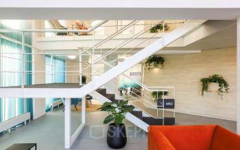 Moderne kantoorruimte huren in Apeldoorn aan de Prins Willem-Alexanderlaan 301, met een lichte, open inrichting en stijlvolle decoraties.