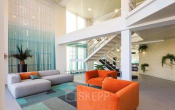 Moderne kantoorruimte huren aan Prins Willem-Alexanderlaan 301 in Apeldoorn met lichte inrichting, comfortabele meubels en een ruime sfeer.