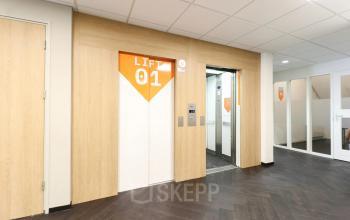 Lift en toegangsgedeelte in het kantoorpand op Prins Willem-Alexanderlaan 401 in Apeldoorn, geschikt voor kantoorruimte huren.