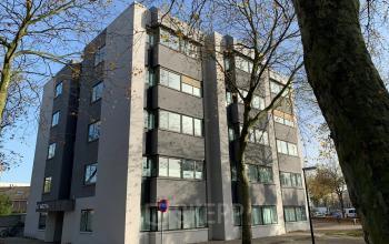 Kantoorpand op Prins Willem-Alexanderlaan 401 in Apeldoorn, te huur voor kantoorruimte, met moderne uitstraling omringd door bomen.