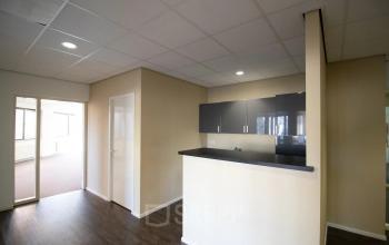 Kantoorpand aan Prins Willem-Alexanderlaan 401 in Apeldoorn met nette vloer en moderne pantry. Ideaal voor kantoorruimte huren.